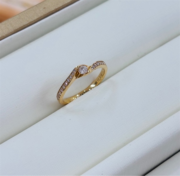 18-67 Nhẫn vàng nữ 18K đính kim cương thiên nhiên