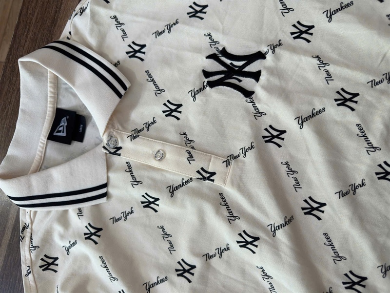 ÁO CỔ TRỤ NY KEM CHỮ ĐEN SIZE L
