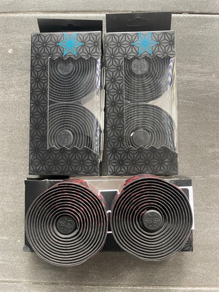 Dây Quấn Super Sticky Kush Xịt Sơn - Đỏ Đen (Hộp 2c)