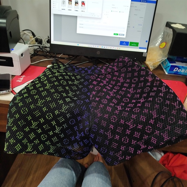 Quần LV đen in họa tiết nhiều màu +