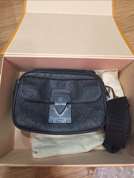 Túi LV S Lock hoa đen sz24 (HC)+