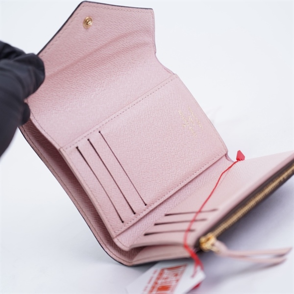 Ví LV hoa nâu gập 3 nút hồng (MI1117) (LT) KG+