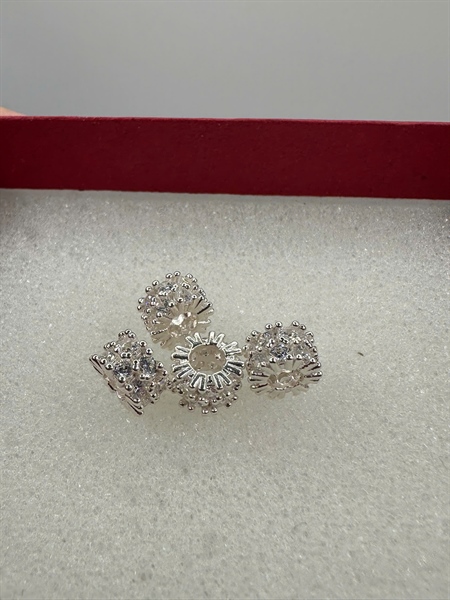 Charm bi trắng đính đá