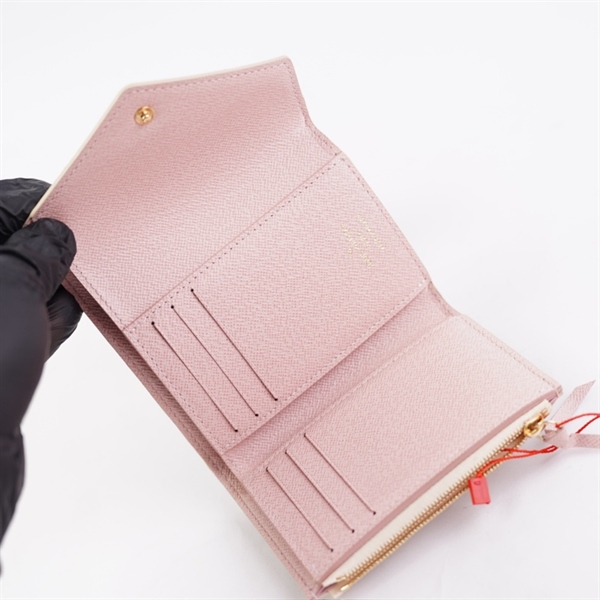 Ví LV ô vuông trắng gập 3 nút hồng (LT) KG+