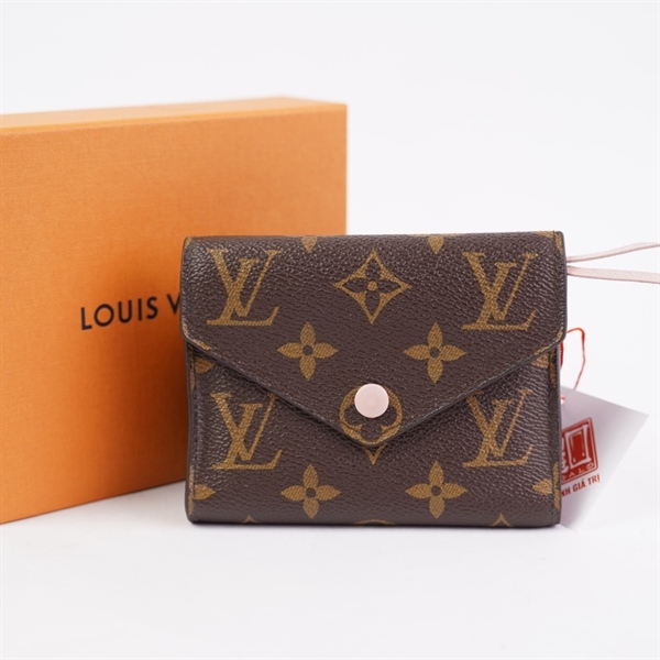 Ví LV hoa nâu gập 3 nút hồng (LT) KG+