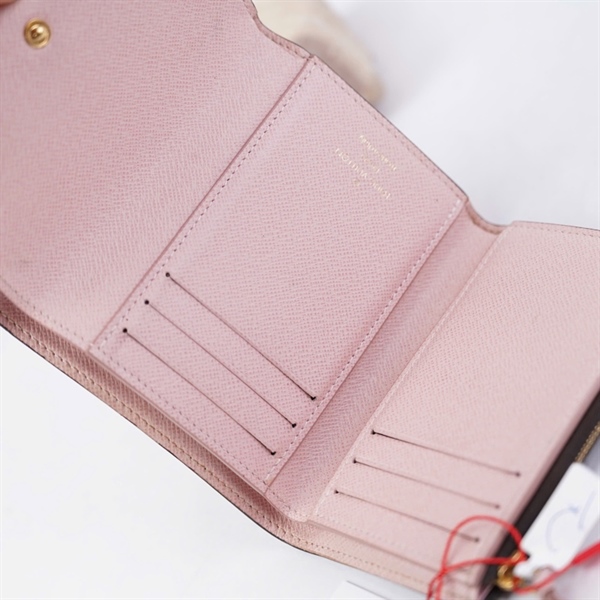 Ví LV hoa nâu gập 3 nút hồng (NZ1109) KG+