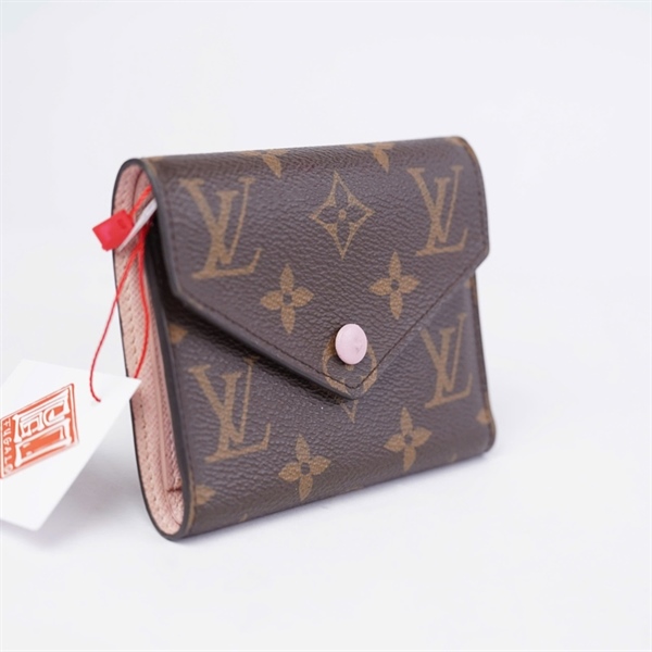 Ví LV hoa nâu gập 3 nút hồng (NZ1109) KG+