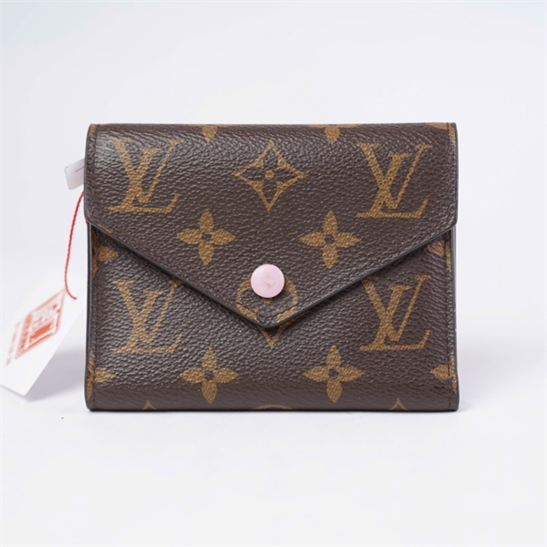 Ví LV hoa nâu gập 3 nút hồng (NZ1109) KG+