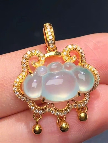 Mặt dây cao băng jadeite a Myanmar 263747 +