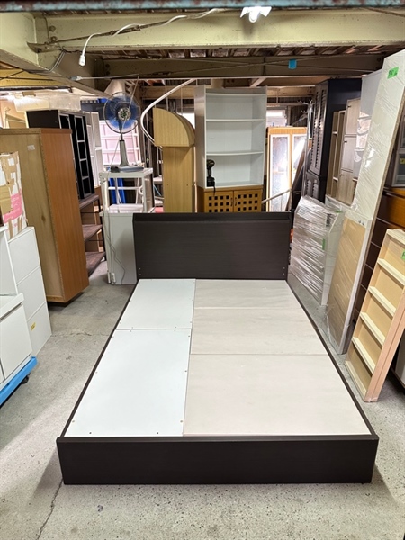 Giường đôi m4 nâu 2 ngăn kéo có ổ cắm