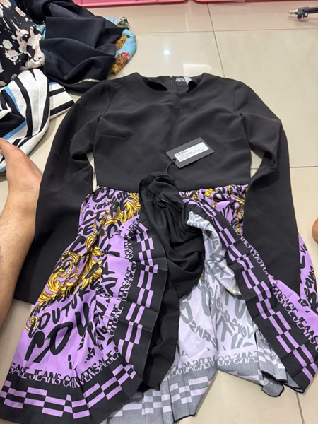 Đầm Versace đen phối tím họa tiết (BQ) KG+