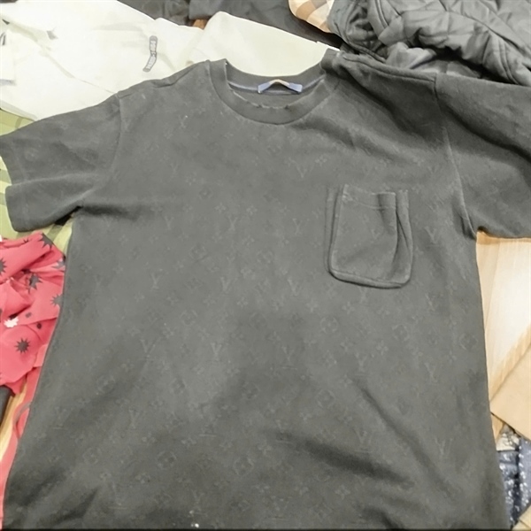 Áo thun LV hoa đen có túi (BQ) KG+