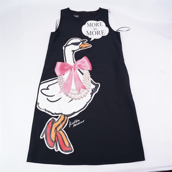 Đầm Moschino đen in hình vịt (BQ) KG+