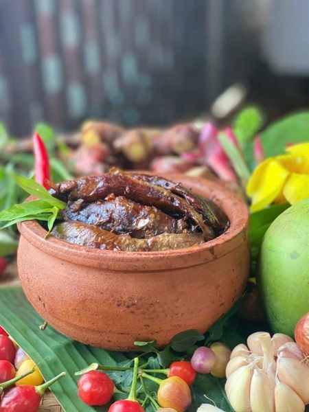 Cá chạch kho niêu