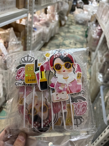 Phú bà đeo nơ