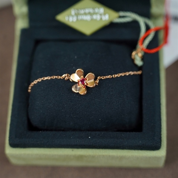 Vòng tay Van Cleef hoa đỏ (JC860481) (LN) KG+