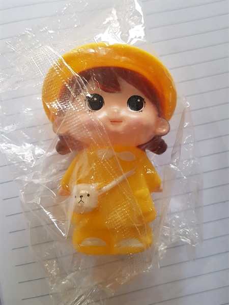 Cô bé đội mũ vàng