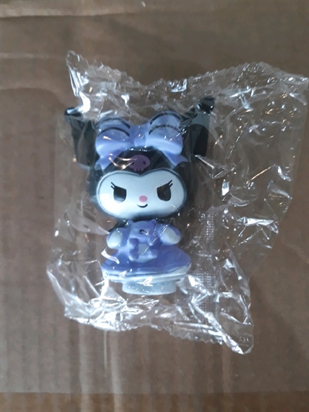 Kuromi đen ôm gấu