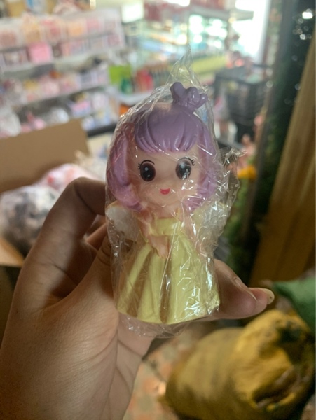 Cô bé váy vàng đội vương miện