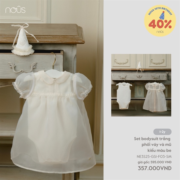 Set bodysuit trắng phối váy và mũ kiểu màu be