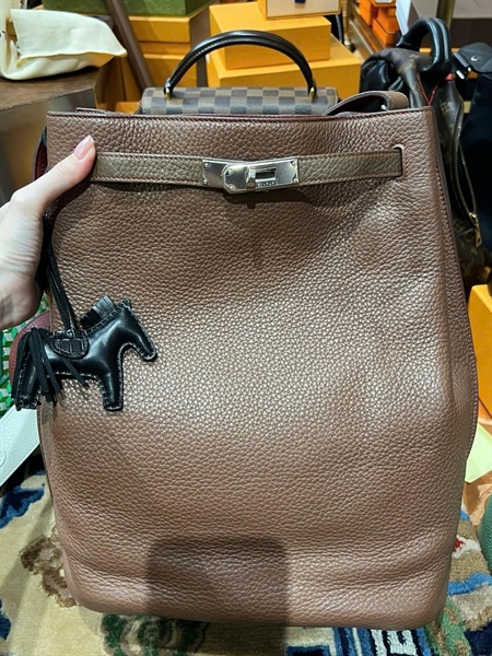 Túi Hermes màu nâu lòng đỏ kèm charm ngựa stamp O sz26+
