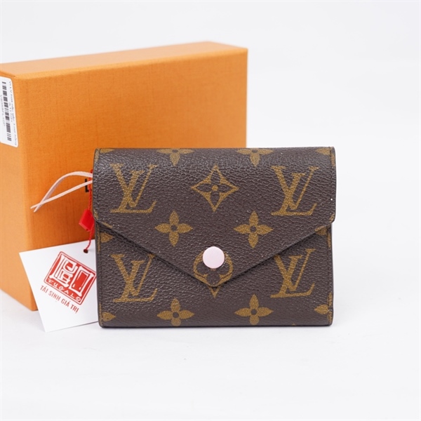 Ví LV hoa nâu gập 3 nút hồng (LT) KG+