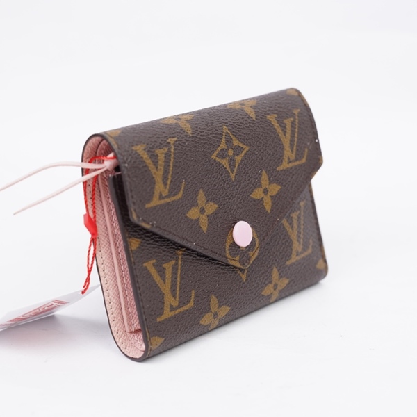 Ví LV hoa nâu gập 3 nút hồng (LT) KG+