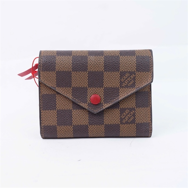 Ví LV ô vuông nâu gập 3 nút đỏ (LT) KG+