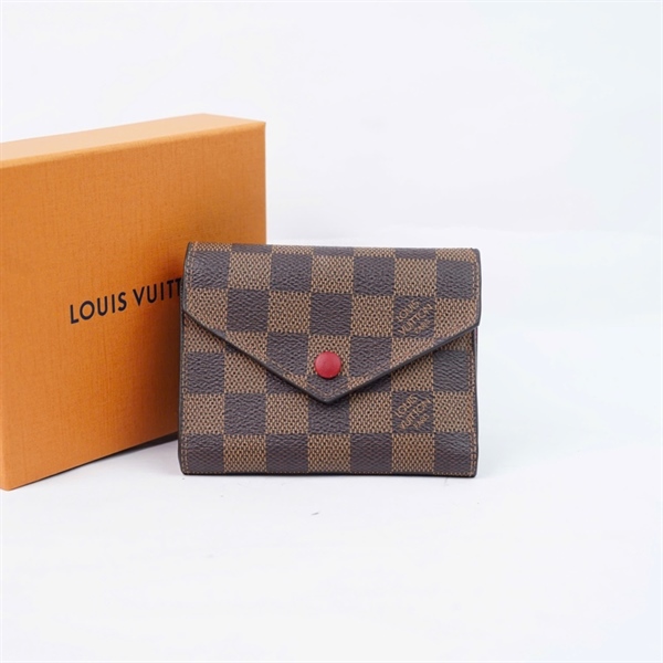 Ví LV ô vuông nâu gập 3 nút đỏ (LT) KG+