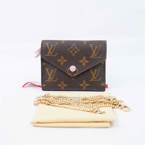 Ví LV hoa nâu gập 3 nút hồng (SP4167)+