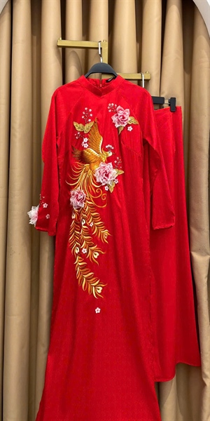 Áo dài đỏ kết phượng hoàng