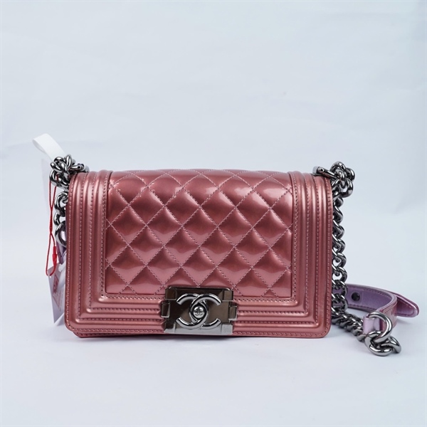 Túi Chanel Boy hồng da bóng kèm tag xanh (19383688) sz20 (A-T) KG+