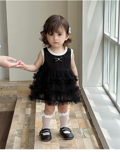 Váy đen phối voan