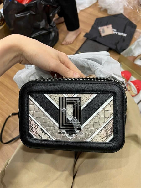 Túi Karl Lagerfeld đen in họa tiết (QN) KG+