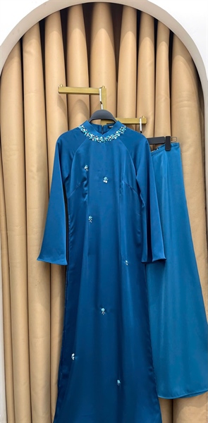 Áo dài truyền thống kết cườm hoa viền cổ