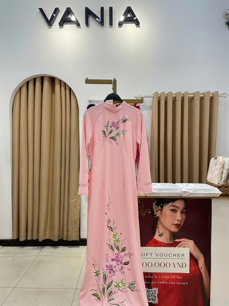 Áo dài truyền thống lụa vẽ hoa kết cườm