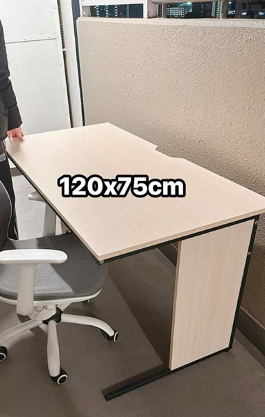 Bàn học có hõm sau vàng