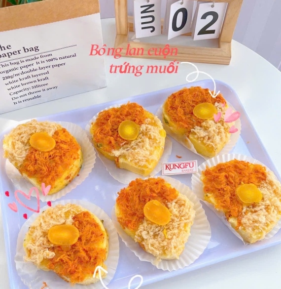 Bánh Bông Lan Cuộn Trứng Muối Chà Bông