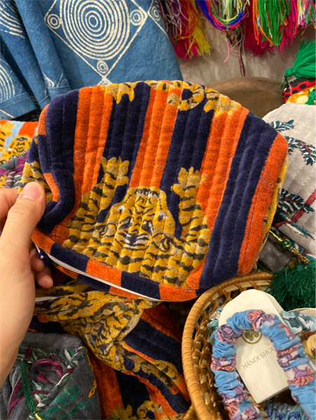 Uma ví nhung nhỏ