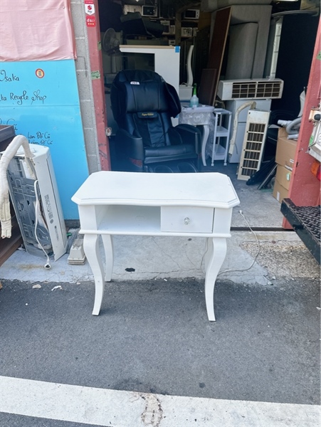 Bàn trang điểm trắng ko gương có ổ cắm