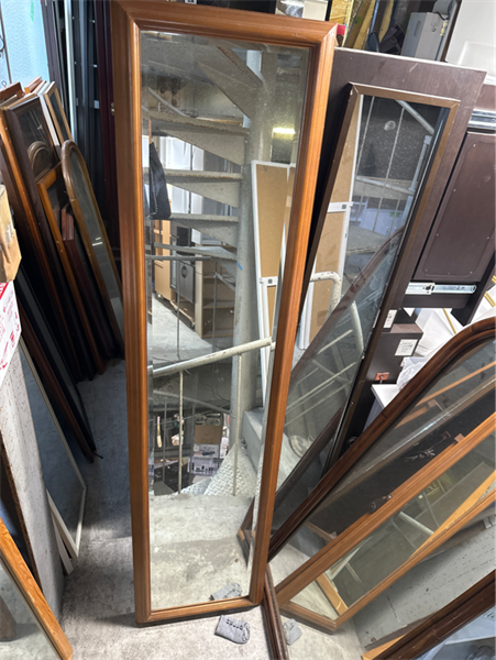 Gương có chân đồng giá 2s