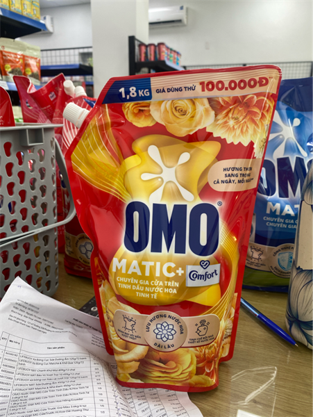 Nước giặt OMO cửa trên nước hoa 1,8kg