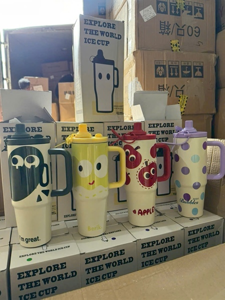 Ly Giữ Nhiệt Quai Cầm Hoạt Hình 900ml ( Thùng 40 )