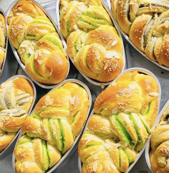 Bánh Mì Hoa Cúc Lá Dứa