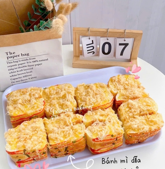 Bánh Mì Kẹp Chà Bông
