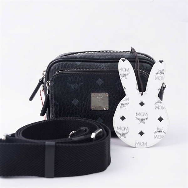 Túi MCM đeo chéo đen kèm charm thỏ sz17 KG+