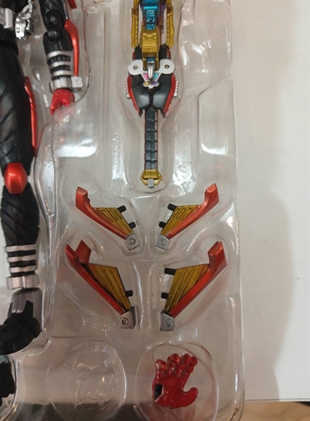 (2ND- THIẾU TAY,TAI TRÁO,MẮT PHAI MÀU CÙI TRỎ VÀ TAI, GÃY 1 CHỐT PART GẮN CHÂN) SHF HYPER KABUTO
