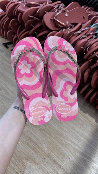 Tròn nền bông quai kim tuyến