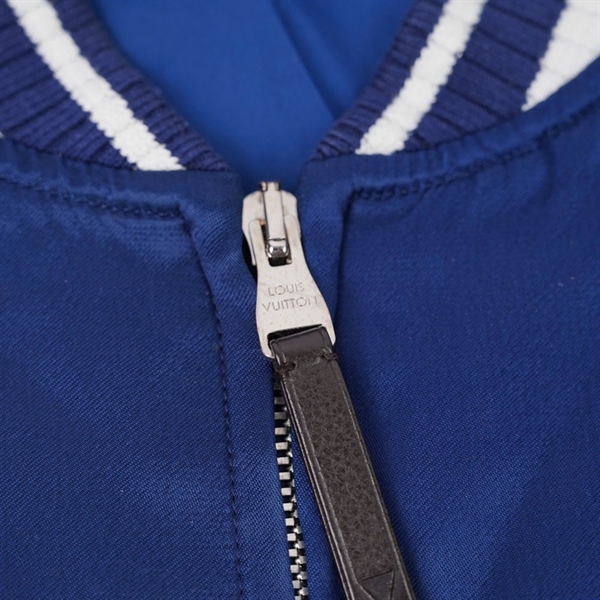 Áo Khoác LV Màu Xanh Có Dây Chuyền Kèm+