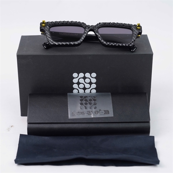 Kính Kuboraum đen viền họa tiết BYS (50-18-145)) KG+